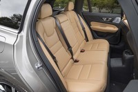 リアアクスルはモーター駆動なのでプロペラシャフトはないが、車体中央にリチウムイオンバッテリーを搭載するため、センタートンネルが相応に盛り上がっている。