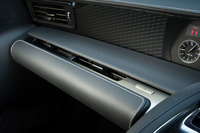 むくの金属を革で包み込むイメージでデザインされたというインテリア。写真の革と革で挟まれた部分はエアコンの吹き出し口。