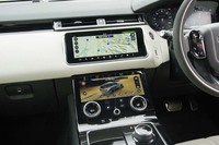 ダッシュボードには2枚の液晶スクリーンが備わる。上のスクリーンではナビなどの操作を、下のスクリーンではエアコンや車両の設定などを行う。