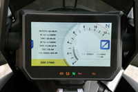 「1290スーパーアドベンチャー」シリーズには、6.5インチのTFT液晶ディスプレイやUSB電源付きの収納ポケットなどが装備される。