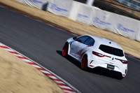 「メガーヌR.S.トロフィーR」の日本市場への割り当ては47台。現時点ではまだ購入可能という。カーボンホイールやカーボンセラミックディスクブレーキなどで武装した特別仕様車「カーボン・セラミックパック」も4台が導入されたが、こちらは完売している。