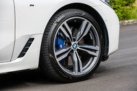 タイヤサイズはフロントが245/40R20で、リアが275/35R20。テスト車には「ピレリPゼロ」のランフラットタイヤが装着されていた。