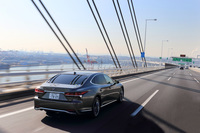 低重心の新世代プラットフォーム「GA-Lプラットフォーム」をベースに開発された現行型「LS」。既存のモデルとは一線を画すドライブフィールはもちろん、6ライトのキャビンと“4ドアクーペ”を思わせるスタイリングも特徴としている。