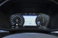 メーターパネルはフル液晶タイプ。燃費をはじめとする各種車両や、カーナビのマップなどを表示できる。