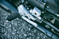 リアブレーキには、素早いレスポンスと制動力のコントロールのしやすさを重視して、リザーバータンク一体型のマスターシリンダーが採用されている。