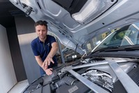 ターナー氏は「トルクフルなエンジンと8段ATの良好なマッチング、そしてEデフがもたらすスタビリティーの高さが新型ヴァンテージの走りの質を高めている」とコメント。