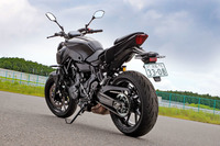 「MT-07」はライダーが意のままに操れることを重視したミドルクラスのスポーツバイクとして、2014年8月に登場。軽快な操作性と戦略的な価格設定により、世界的な人気モデルとなった。これまでに何度も改良を受けているが、デザイン変更を伴う大幅なマイナーチェンジは、今回が2度目となる。