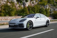 ポルシェジャパンが新型「パナメーラ」の予約注文受け付けを開始
