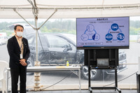 「急アクセル時加速抑制機能」の体験試乗会において、トヨタの交通安全に対する取り組みを説明する、トヨタ自動車 先進技術開発カンパニーの池田幸洋主査。