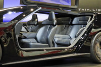 車内空間については、前後・左右のゆとりは十分だが、頭まわりが窮屈な印象。市販化に際してはルーフを高める必要がありそうだが、それでコンセプトカーの魅力的なフォルムを保てるのか……。デザイナーやモデラ―の、腕の見せ所である。