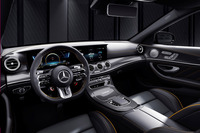 インテリアはチタニウムグレーパール／ブラックののコンビカラーで仕立てられる。