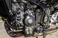 排気量888ccの直列3気筒エンジンは最高出力120PSと最大トルク93N・mを発生する。