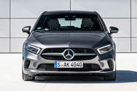 シンプルな面構成に“つり目”の細いヘッドランプなど、新型「Aクラス」には、2017年のロサンゼルスショーで発表された「CLSクーペ」などに見られる、新世代のデザインコンセプトが取り入れられている。