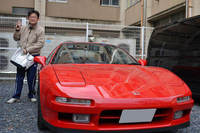 ミウラさんと愛車の初代「ホンダNSX」。