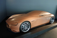 マツダのコンセプトカー「RX－VISION」のクレイモデル。写真の通り粘土そのものの色をしているので、仕上がりの確認はシルバーのフィルムでラッピングして行うという。