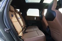 後席はリクライニング機能付き。背の高い男性でも難なく座れるだけの余裕がある。