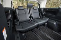 3列目シートは5：5の分割格納式。格納方法はシンプルな跳ね上げ式だが、その前にシートの前後位置を適切な場所に合わせたり、中央席のヘッドレストを外したりする必要があり、なかなかに手間がかかる。