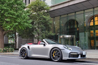 リアに搭載される3.8リッター水平対向6気筒ツインターボエンジンは最高出力650PS、最大トルク800N・mを発生する。