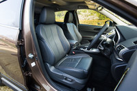 シート表皮はファブリックが標準だが、「G」「Gプラスパッケージ」にはオプションで前席シートヒーター付きの本革シートも用意されている。