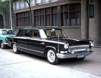 かつて中国では、自動車は一部の特権階級のものだった。写真は、中国最古の自動車メーカーである第一汽車の高級ブランド、紅旗のリムジン。