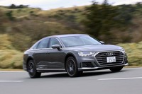 「プレディクティブ・アクティブサスペンション」を効かせた状態で緩い左コーナーを駆け抜ける。写真からも、アウト側のサスペンションが伸びて、車体のロールが抑えられているのがわかる。