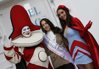 「ブルラマッコ」に扮装（ふんそう）した人（左）。今日でもヴィアレッジョ・カーニバルの顔である。ミス・イタリア2018（中央）とともに2019年2月撮影。