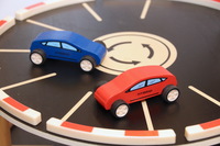 「HYBRID」と記され、どこか「トヨタ・プリウス」風である。