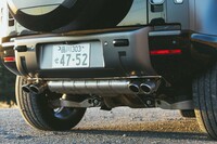 V8モデルにはクアッドアウトボードマウンテッドエキゾーストやグロスブラックブレーキキャリパーが標準で装備される。