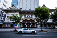 東京・銀座を行く新型ヴァンテージ。ボディーサイズは全長×全幅×全高＝4465×1942×1273mm、ホイールベースは2704mmで、従来モデルよりも大きくなっている。