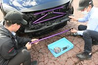 ボディー補強用バーを装着した状態と、一部取り外した状態とで、比較試乗を行う。