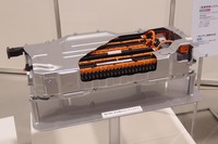新型「ヤリス」のハイブリッド車には、高効率を追求したリチウムイオンバッテリーが搭載される。（写真は展示用のカットモデル）