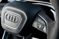 ステアリングホイールの「RS MODE」のスイッチを押すと、ドライバーが任意で設定したカスタマイズモードを呼び出すことができる。