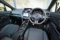 一部改良を受けた「WRX S4」のインテリア。基本的な意匠に変更はないが、装飾パネルのデザインやメーター、ドアハンドル、モニター類と、よく見るといたるところに手が加えられている。