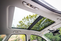 今回の試乗車に装備されていた電動パノラマガラスサンルーフは、17万1000円のオプションアイテム。全グレードで選択可能だ。