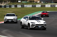 ローマ近郊のサーキットを走る「ウルス」。トルクベクタリング機能の働きにより、アンダーステアを低減。スムーズなコーナリングが可能となっている。