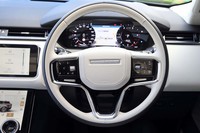 ステアリングホイールのスポーク部には、運転支援システムやインフォテインメントシステムなどのタッチセンサー式スイッチが並ぶ。