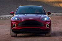 ブランドの象徴となる「DBグリル」が与えれたフロントフェイス。アストンマーティンのスポーツカーに見られるエレガンスがSUVでも表現されている。