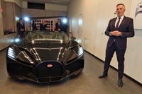 最後のW16モデルである「W16ミストラル」を紹介する、ブガッティ・リマックのマネージングディレクター、ヘンドリック・マリノウスキー氏。このあとに出てくるブガッティのハイブリッド車については「詳しいスペックはまだ言えないが、これまでのブガッティに劣らずエキサイティング」とのこと。