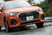 フロントマスクには旗艦SUV「Q8」ゆずりのデザインを採用。八角形のシングルフレームグリルとその両サイドに開いた大型エアインテークが印象的だ。