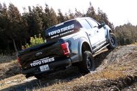 どんな地形でも両輪が地面を離さないリアタイヤの動きは、やはりリジッドアクスルのなせる業。繊細なハイテクに頼ることなくオフロードを走るなら、リアはリジッドに限りますな。