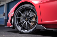 タイヤには「アヴェンタドールSVJ」専用に開発された「ピレリPゼロ コルサ」を採用。よりサーキット走行を楽しみたいオーナー向けに、オプションで「ピレリPゼロ トロフェオR」も用意されている。