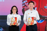 「シェル・ヒリックス ウルトラ」を手にするシャニアン・チェン氏（写真左）と阿部 真氏（同右）。