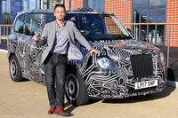 小沢コージと新型ロンドンタクシー。