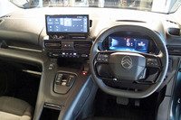 従来型のアナログ式から10インチの液晶ディスプレイに変更されたメーターパネルや、8インチから10インチへとサイズアップを図ったダッシュボードセンターのタッチスクリーンを採用。運転支援システムもアップデートされた。