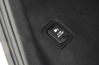 AC100V／1500W電源がラゲッジスペースの側壁とインストゥルメントパネルの2カ所に設置されたのもトピック。いっぽうで、他車のように急速充電口から電気を取り出せる機能については、採用が見送られた。