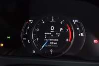 スポーティーグレード“Fスポーツ”のメーターパネル。表示パターンは走行モードにより変化する。