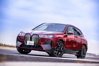 2021年11月に発表されたBMWのピュアEV「iX」。プラットフォームや外装、パワートレインなどはゼロから開発された新型車で、エクステリアデザインは次世代BMW車の指針となるものだという。