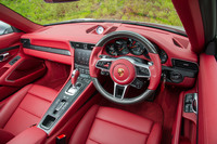 「911」伝統の5連メーターが目を引くインストゥルメントパネルまわり。ドリンクホルダーは格納式で、使わないときは助手席側のダッシュボードにしまっておける。