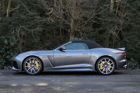 クーペとは大きく異なるボディーラインを持つ「Fタイプ」のコンバーチブル。これはこれで、オープンカーらしくて大いにアリである。