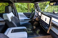 インテリアのデザインはモダンではあるものの、プラスチックの品質などは、車両の高価格に見合わない。